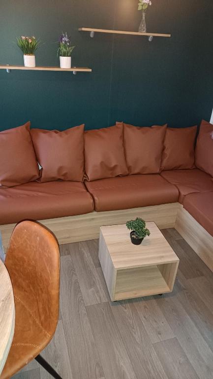 Posezení v ubytování BJ Chalets - Robbengat 68 - Gezellige chalet op vakantiepark Lauwersoog! Vroege incheck!