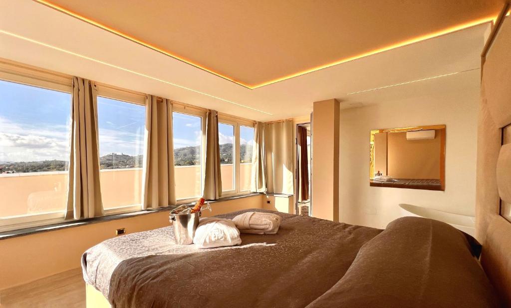 sypialnia z łóżkiem i dużym oknem w obiekcie Secret Suites Panoramic w Montecatini Terme