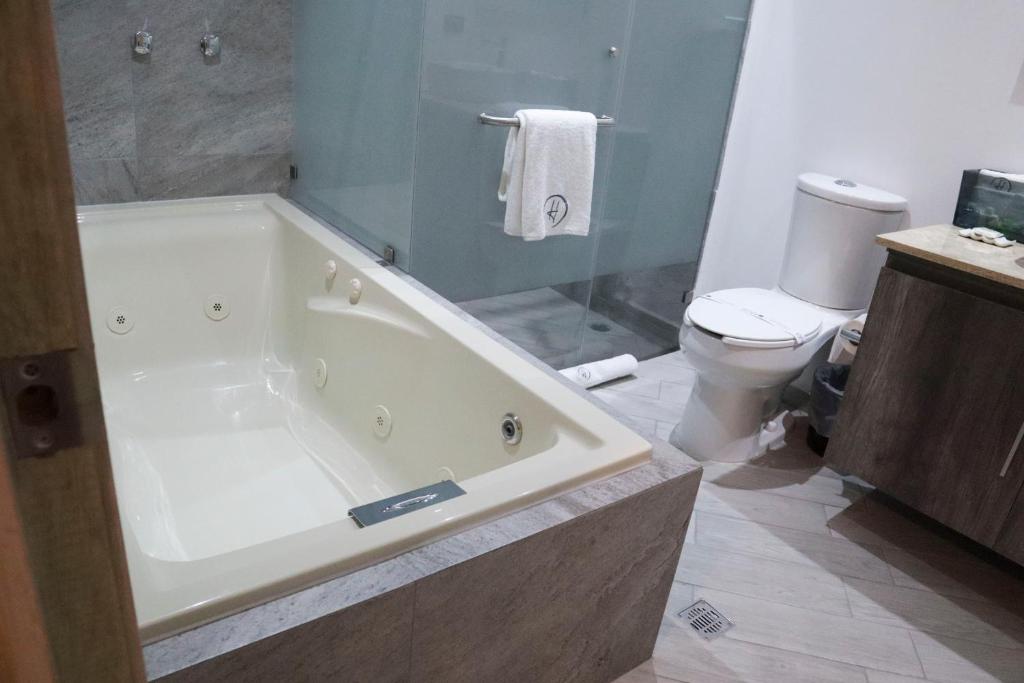 Koupelna v ubytování HUNICO HOTEL