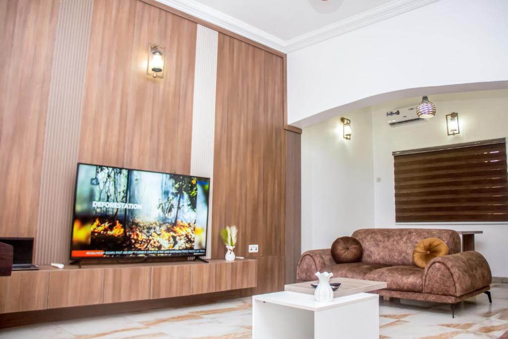 Televiisor ja/või meelelahutuskeskus majutusasutuses Schemes Hotel And Apartment