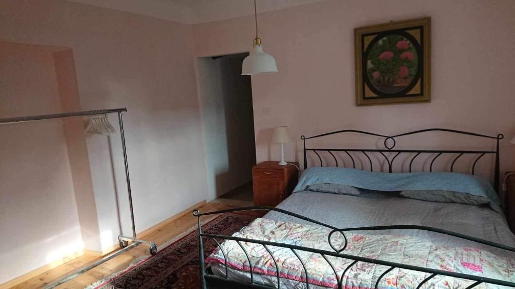 1 dormitorio con 1 cama y una foto en la pared en Kraska nisa, en Komen
