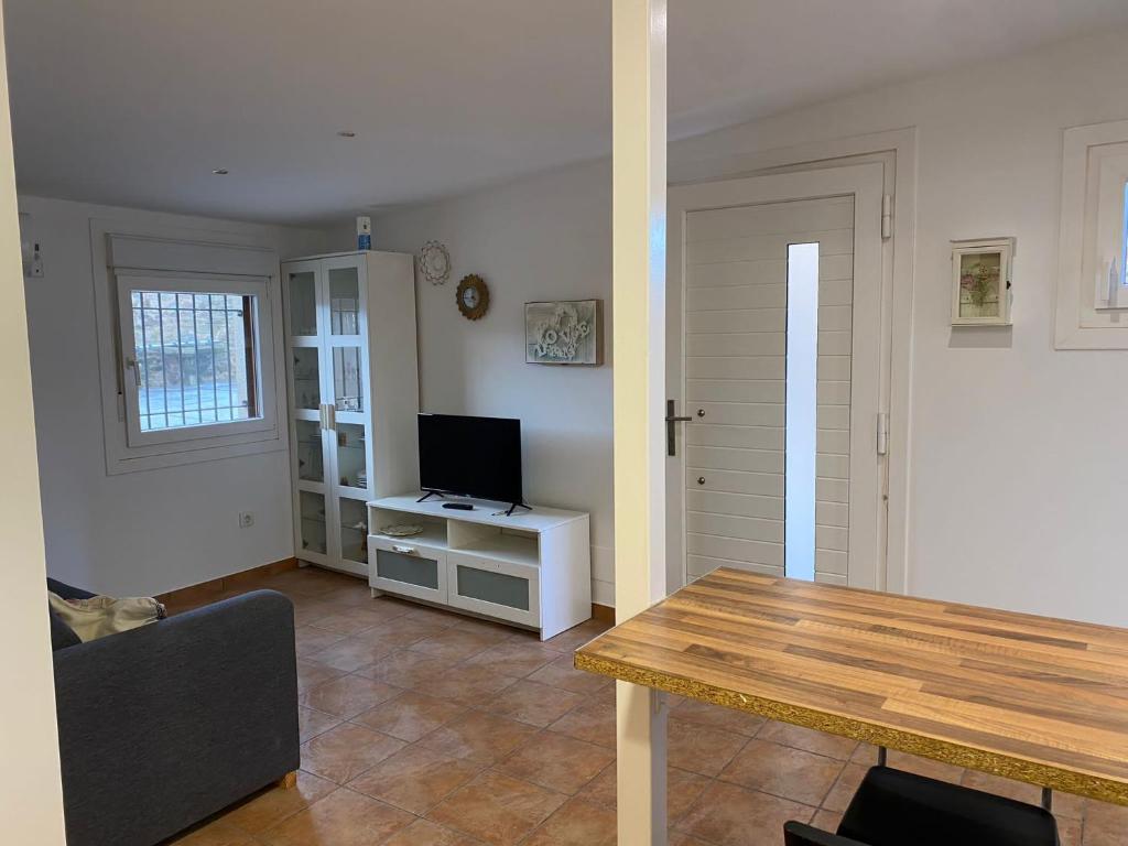 a living room with a table and a television at Apartamento Sant-Yago in Santiago de Compostela