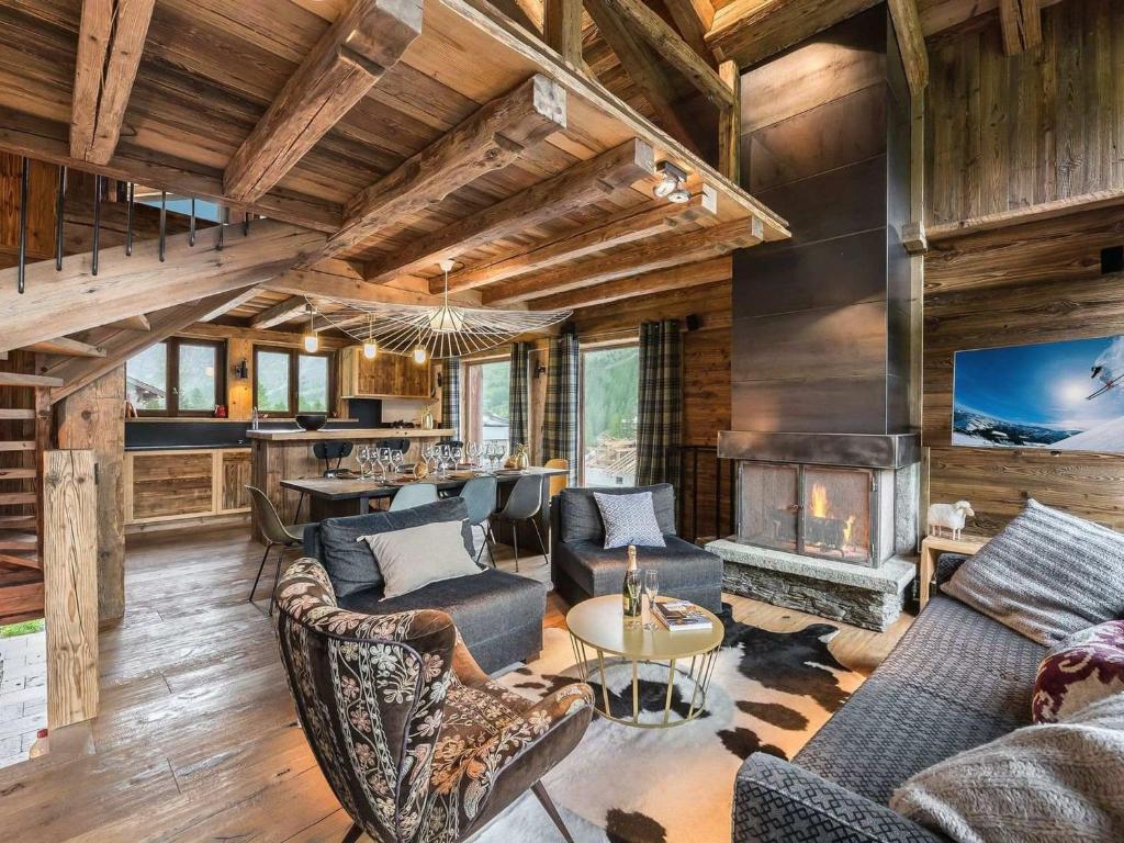 Una sala de estar con muebles y chimenea. en Chalet de Luxe à Val d'Isère avec Jacuzzi et Hammam - FR-1-567-8, en Val dʼIsère