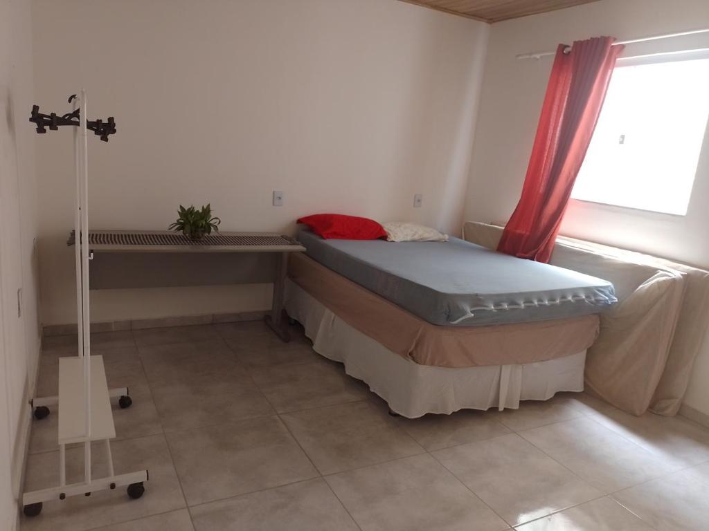 - une petite chambre avec un lit et une fenêtre dans l'établissement Casa Perto Praia do Forte, à Cabo Frio