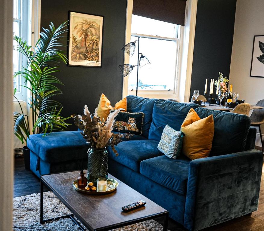 um sofá azul numa sala de estar com uma mesa em Brighton City Centre 2 Bed, Perfect Summer Apartment! em Brighton & Hove