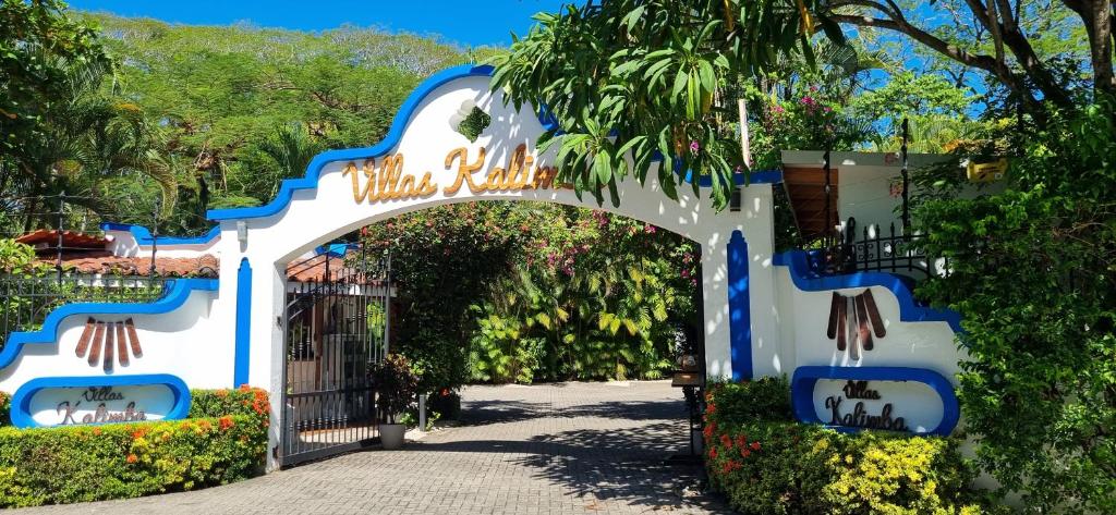 una puerta a una villa con una valla azul y blanca en Villas Kalimba en Sámara