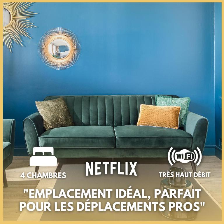 - un canapé vert dans une pièce dotée d'un mur bleu dans l'établissement ✩THE ONE✩ Élégance et confort en plein centre, à Colomiers