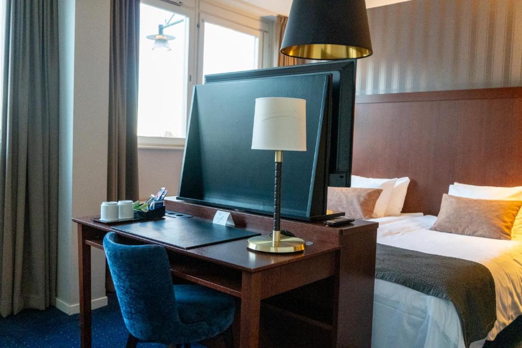 Postel nebo postele na pokoji v ubytování Vänerport Stadshotell i Mariestad