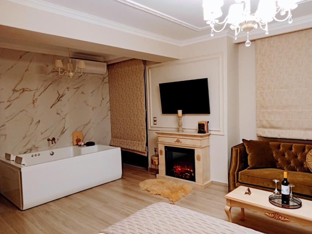 TV a/nebo společenská místnost v ubytování Vip Lepanto Castle Suites