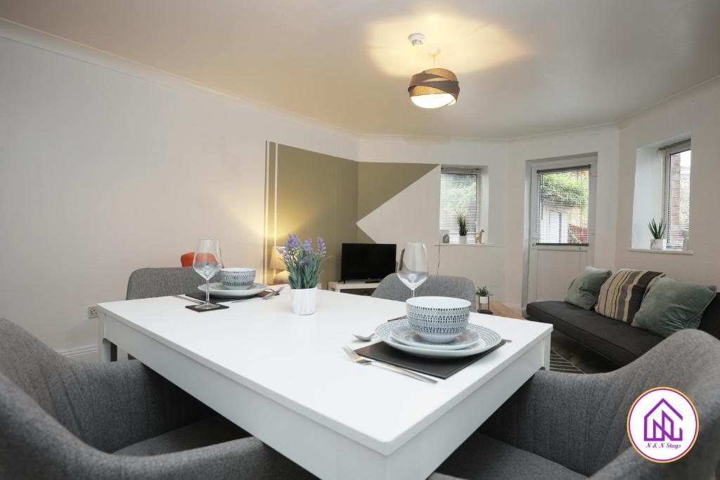 - un salon avec une table et des chaises blanches dans l'établissement Aberdeen Apartments, Redland, Great Location, à Bristol