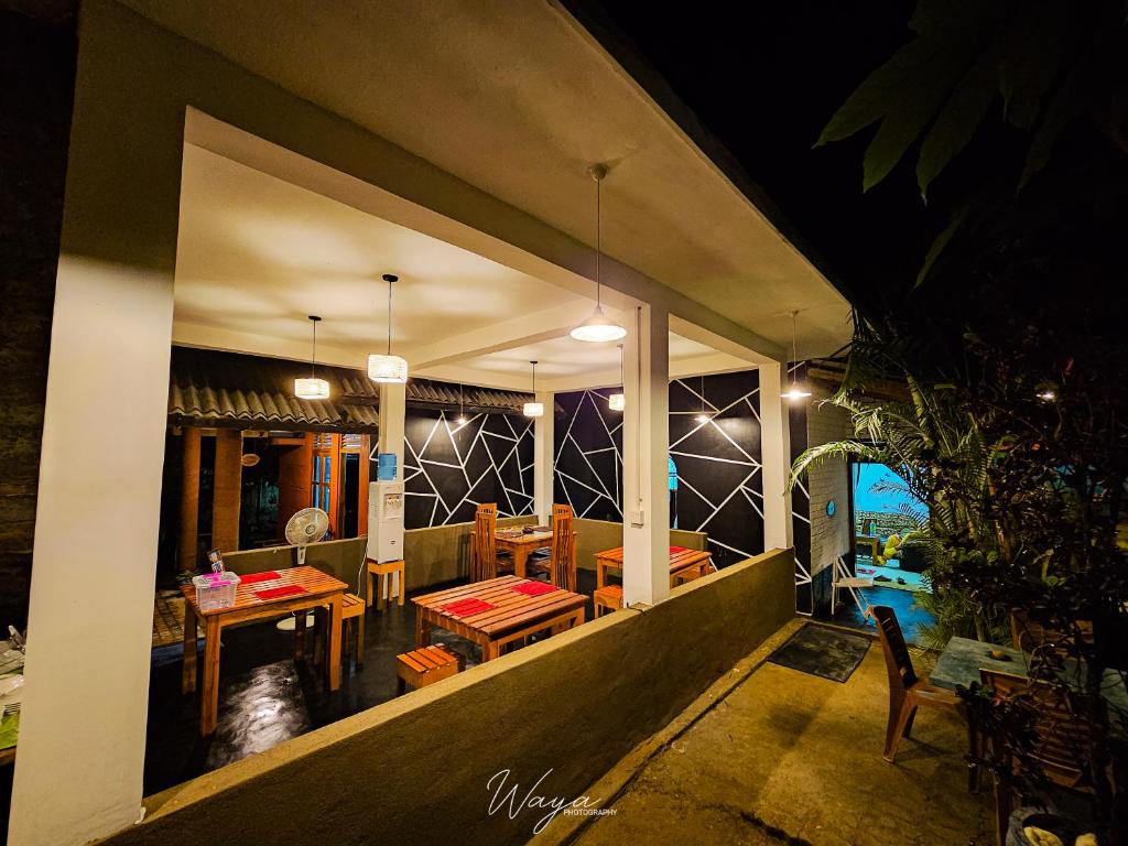 balkon domu ze stołem i krzesłami w obiekcie Nice View Safari House w mieście Udawalawe