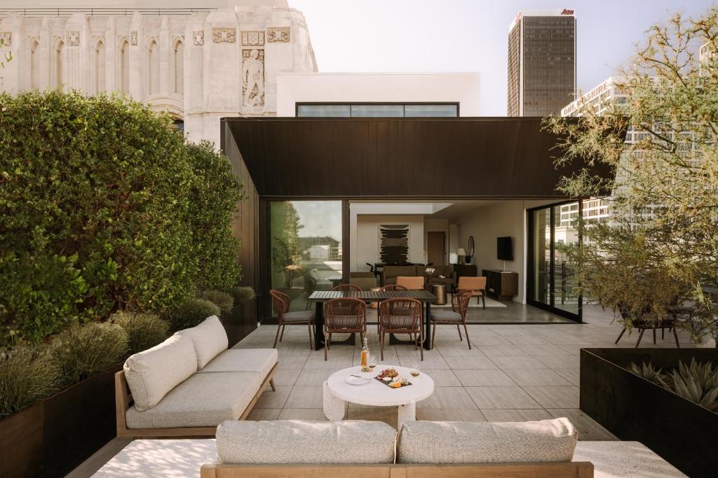 un patio con sofás, mesa y sillas en Sonder The Winfield, en Los Ángeles