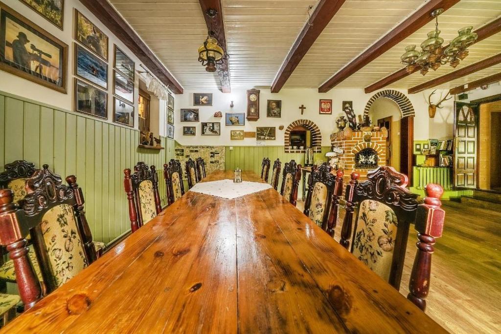 Reštaurácia alebo iné gastronomické zariadenie v ubytovaní Agroturystyka Carski Trakt