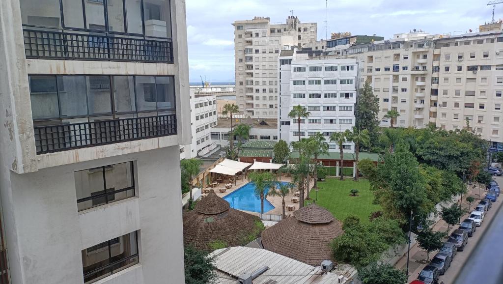 Výhled na bazén z ubytování Appartement 3 chambres près de la corniche uniquement les familles nebo okolí