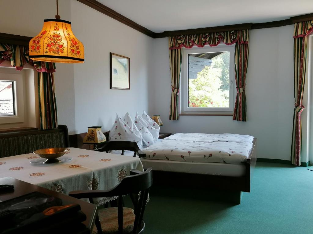 Voodi või voodid majutusasutuse Hotel garni Landhaus Bürtlmair toas