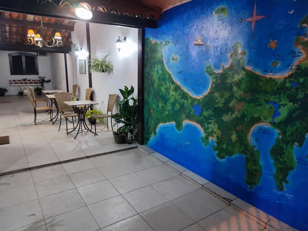 un mural de un mapa del mundo en una pared en Pousada L'étage, en Búzios