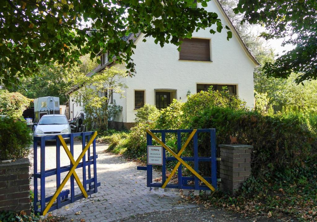 a blue and yellow gate in front of a house at Ferienwohnung Unter den Linden in Rietberg