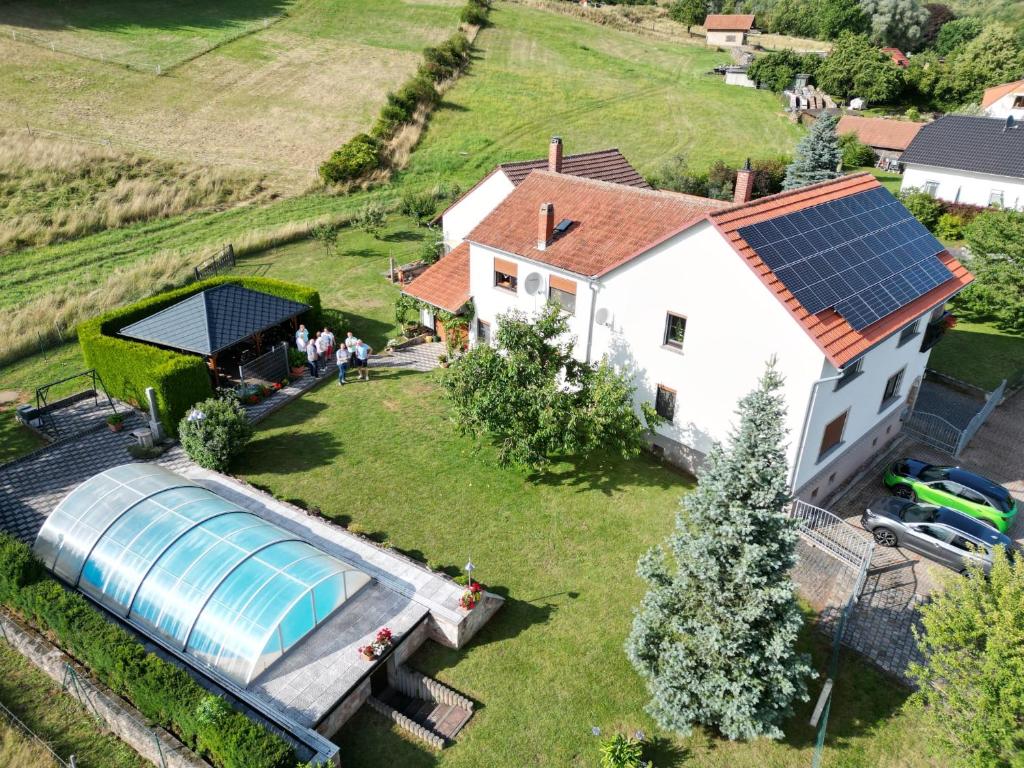 - une vue aérienne sur une maison dotée de panneaux solaires dans l'établissement Haus Lieteblick, 