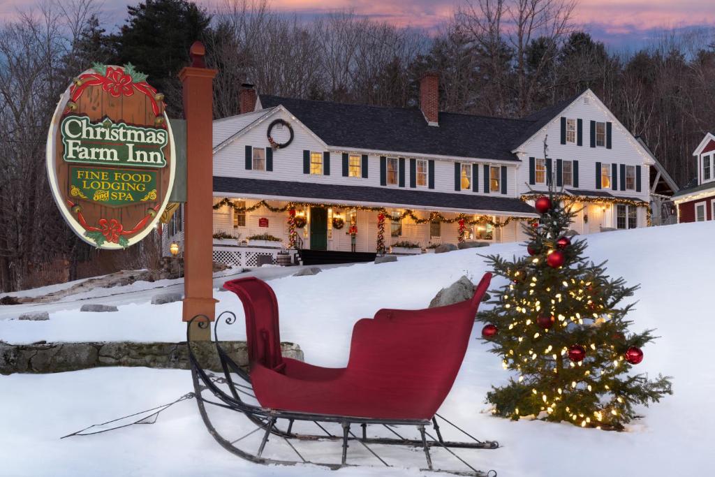 Una granja de Navidad con un árbol de Navidad en la nieve en Christmas Farm Inn and Spa, en Jackson