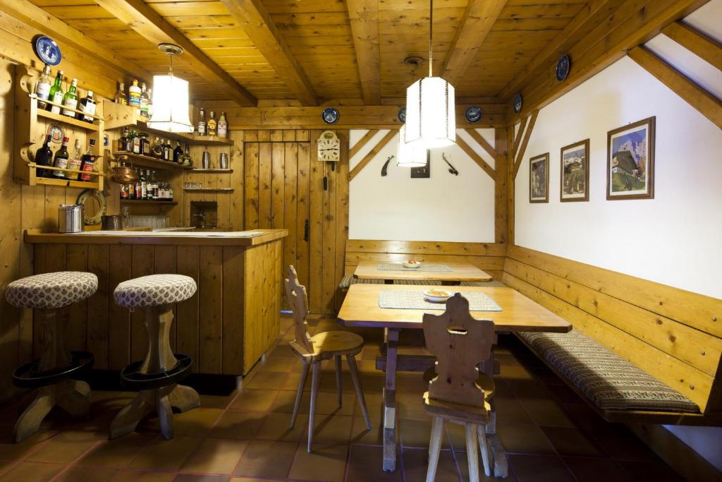 Reštaurácia alebo iné gastronomické zariadenie v ubytovaní Hotel Bellaria - Cortina d'Ampezzo