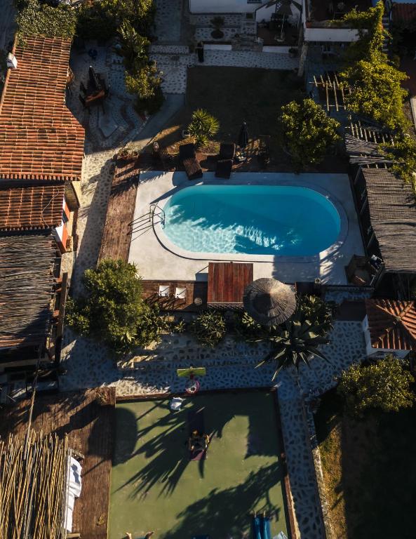 an overhead view of a swimming pool in a yard at João Jungle in Açafora