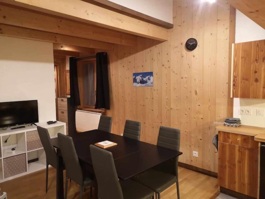 comedor con mesa negra y sillas en Appartement à la montagne en Villar-dʼArène