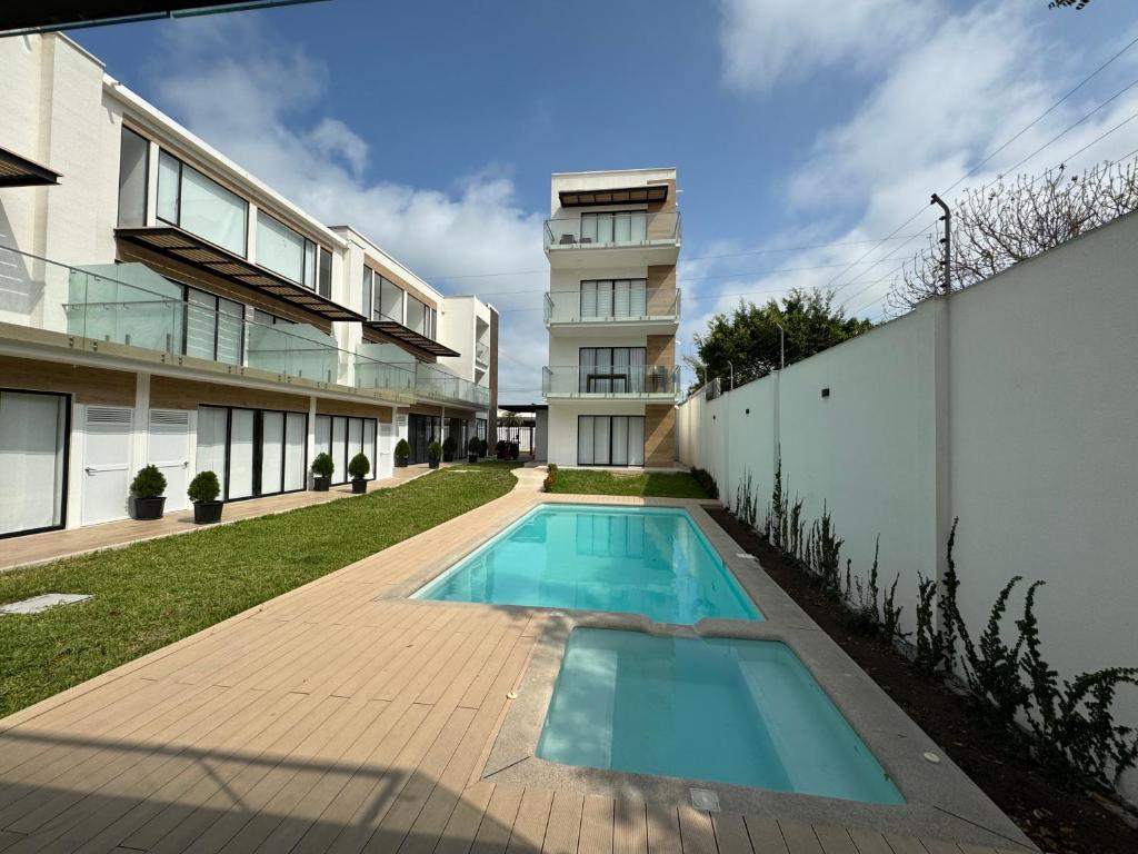 a swimming pool in the backyard of a house at Suite Nueva en Salinas - Chipipe, en conjunto privado in Salinas