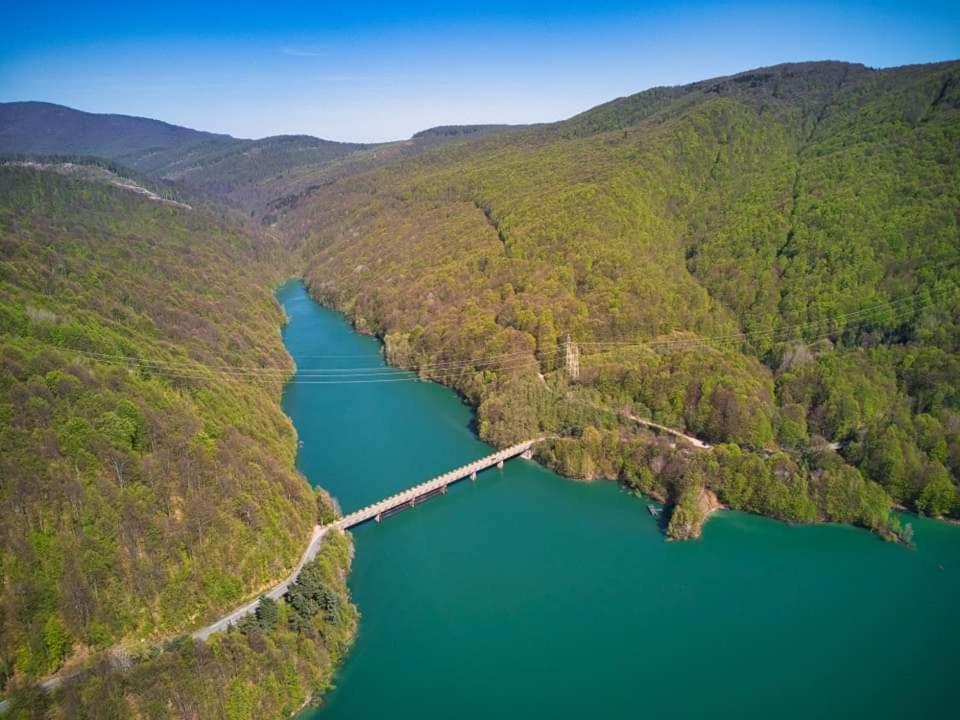 an aerial view of a bridge over a lake at Vila Costi in Campina