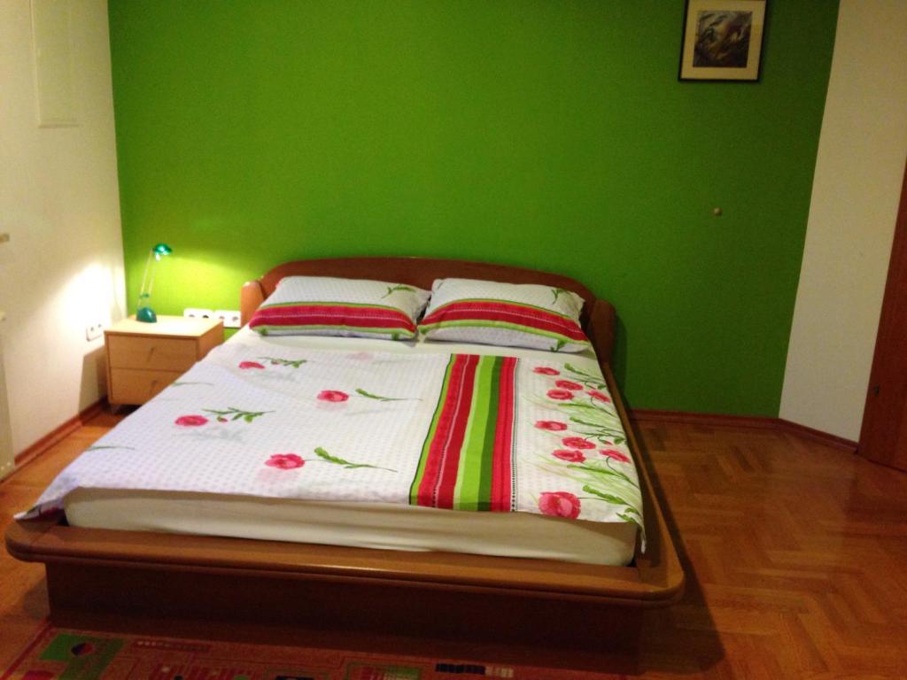 Bett in einem grünen Zimmer mit grüner Wand in der Unterkunft Guest House Šeperić in Jastrebarsko