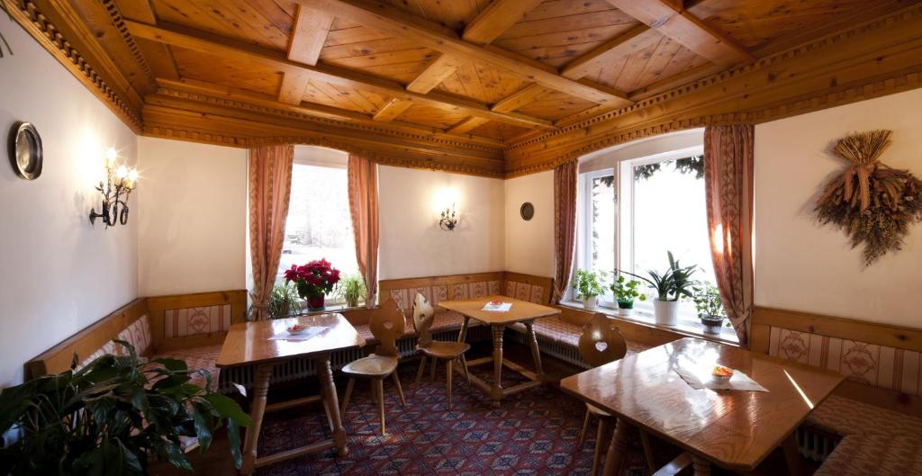 Reštaurácia alebo iné gastronomické zariadenie v ubytovaní Hotel Bellaria - Cortina d'Ampezzo