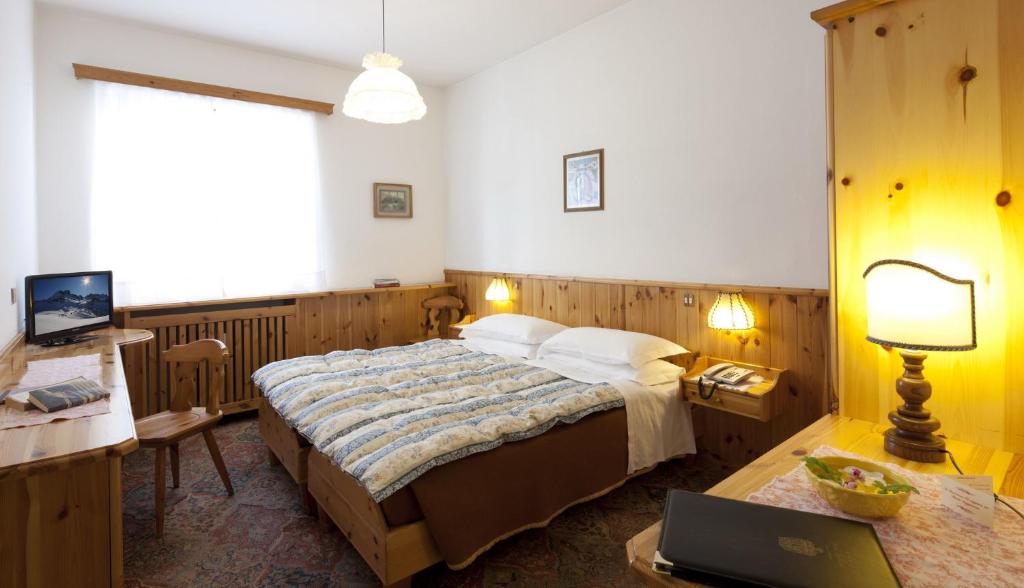 Posteľ alebo postele v izbe v ubytovaní Hotel Bellaria - Cortina d'Ampezzo