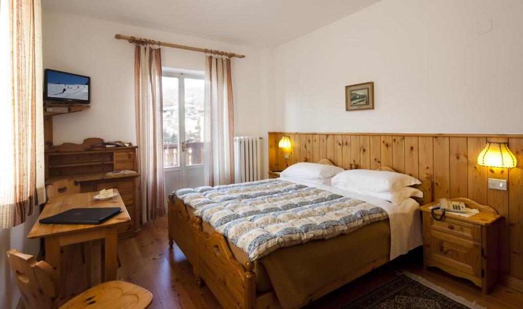 Posteľ alebo postele v izbe v ubytovaní Hotel Bellaria - Cortina d'Ampezzo