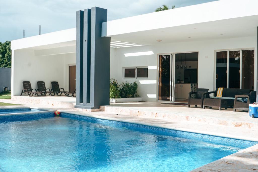 una piscina frente a una casa en Villa Sol House, 