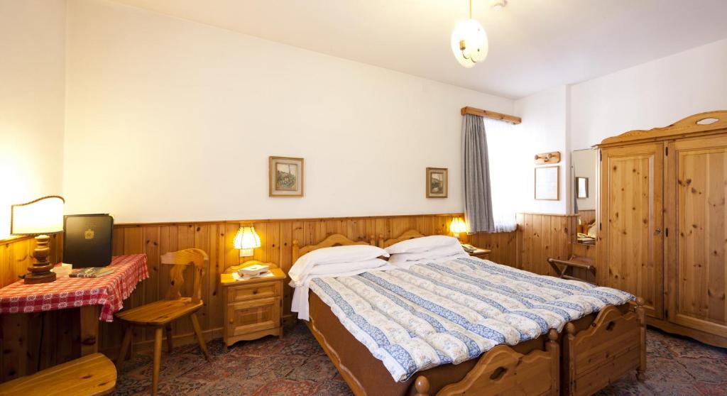 Posteľ alebo postele v izbe v ubytovaní Hotel Bellaria - Cortina d'Ampezzo