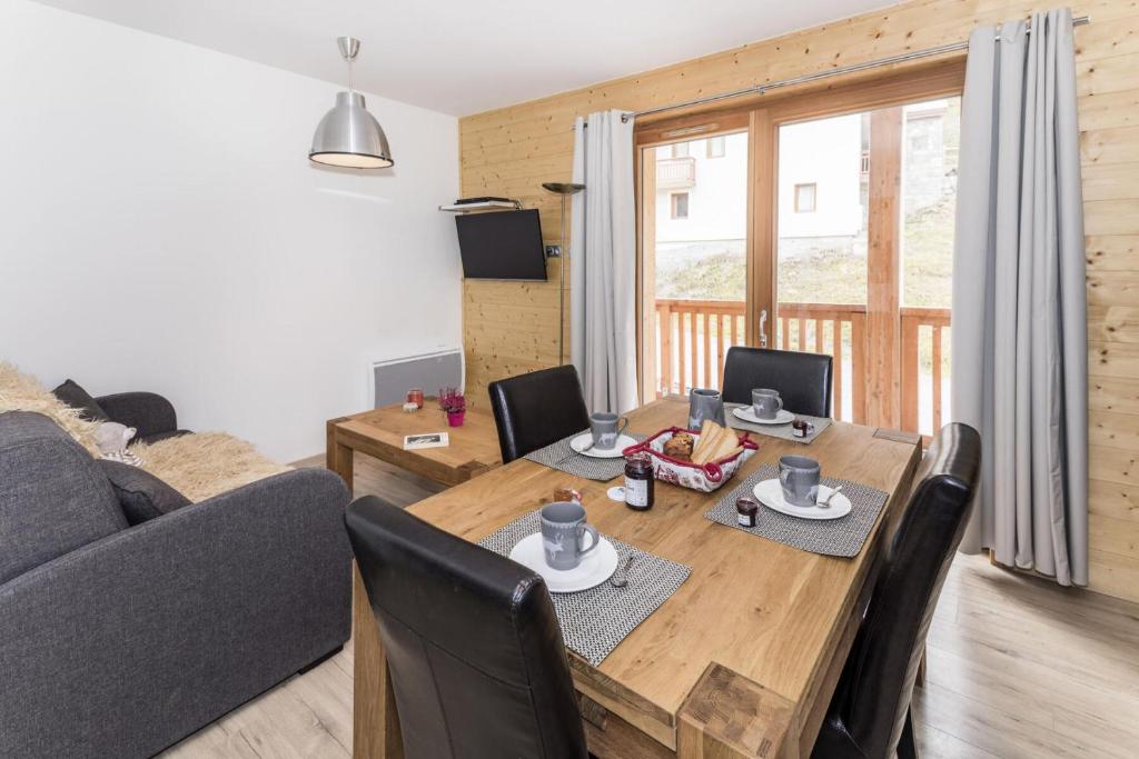 un salon avec une table et un canapé dans l'établissement Les Chalets Des Rennes - Appartement moderne 2P4 - Les Chalets Des Rennes MAE-6551, à Vars