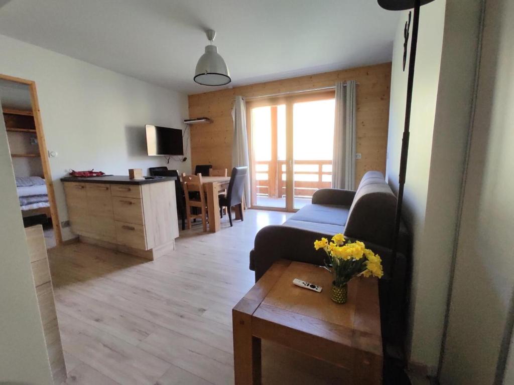un salon avec un canapé et une table dans l'établissement Les Chalets Des Rennes - Appartement moderne 3P6 - Les Chalets Des Rennes MAE-6571, à Vars