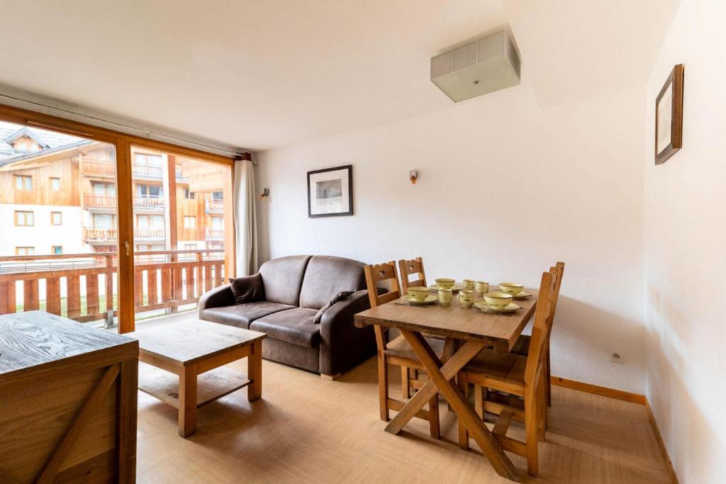 un salon avec une table et un canapé dans l'établissement Résidence Le Parc Des Airelles - Appartement agréable au pied des pistes MAE-6611, aux Orres