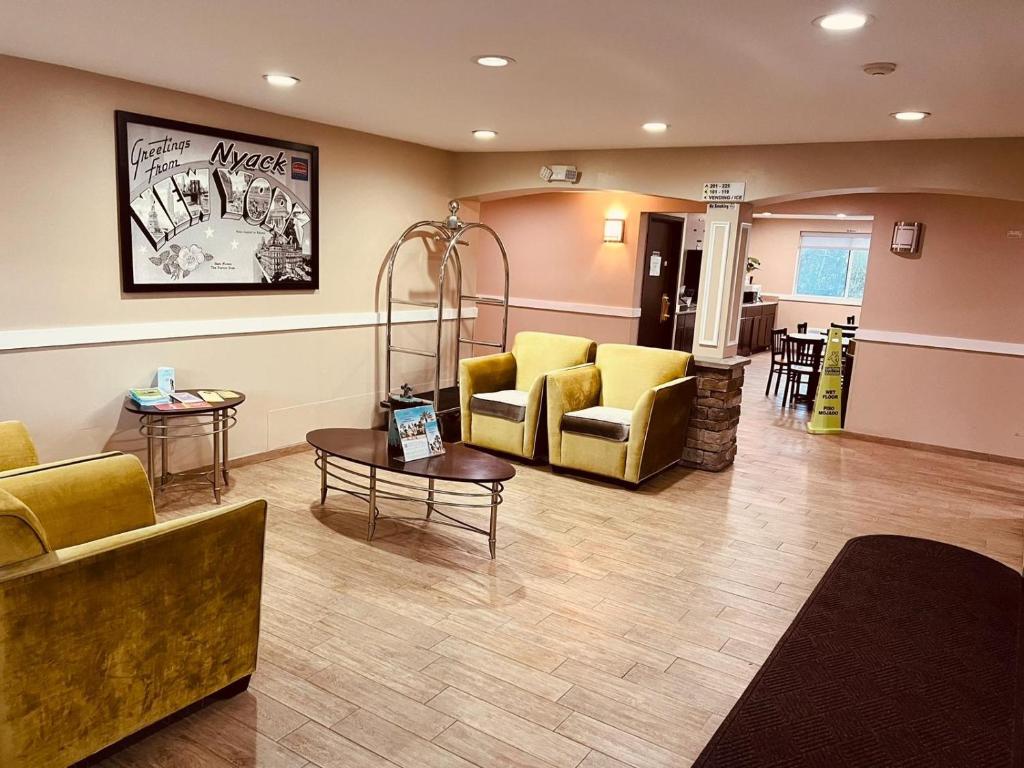 Posezení v ubytování FairBridge Inn Express Nyack