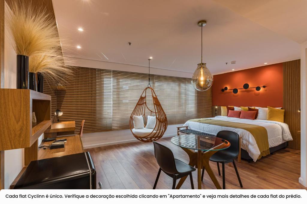 Habitación de hotel con cama y mesa de cristal en Cyclinn Vila Olímpia en São Paulo