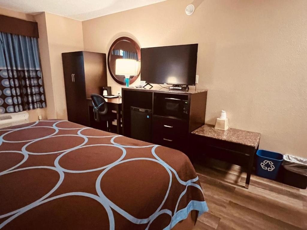 Postel nebo postele na pokoji v ubytování FairBridge Inn Express Nyack