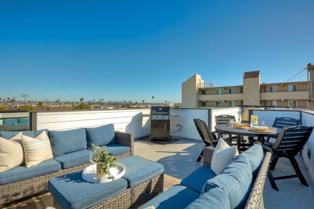 Luxury Ocean Oasis 3BR I Balcony I Firepit في سان دييغو: فناء به كنب وطاولة على السطح