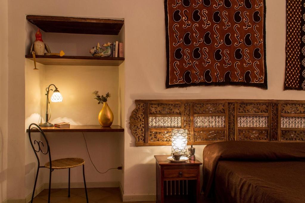 ナポリにあるdiLetto a Napoliのベッドルーム1室(ベッド1台、テーブル、椅子付)