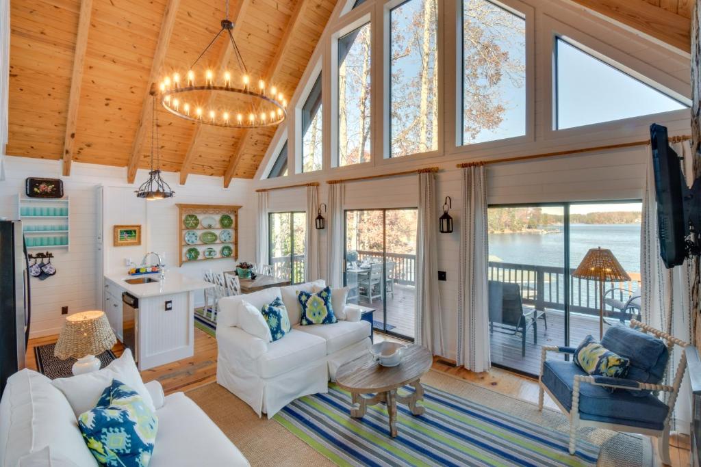 uma sala de estar com um sofá e uma mesa em Beautiful Lake Keowee Home with Boat Dock and Kayaks em Seneca