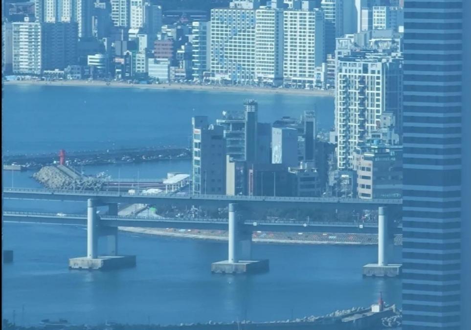 uma vista para uma cidade com uma ponte na água em Haeundae Wide Ocean VIEW em Busan