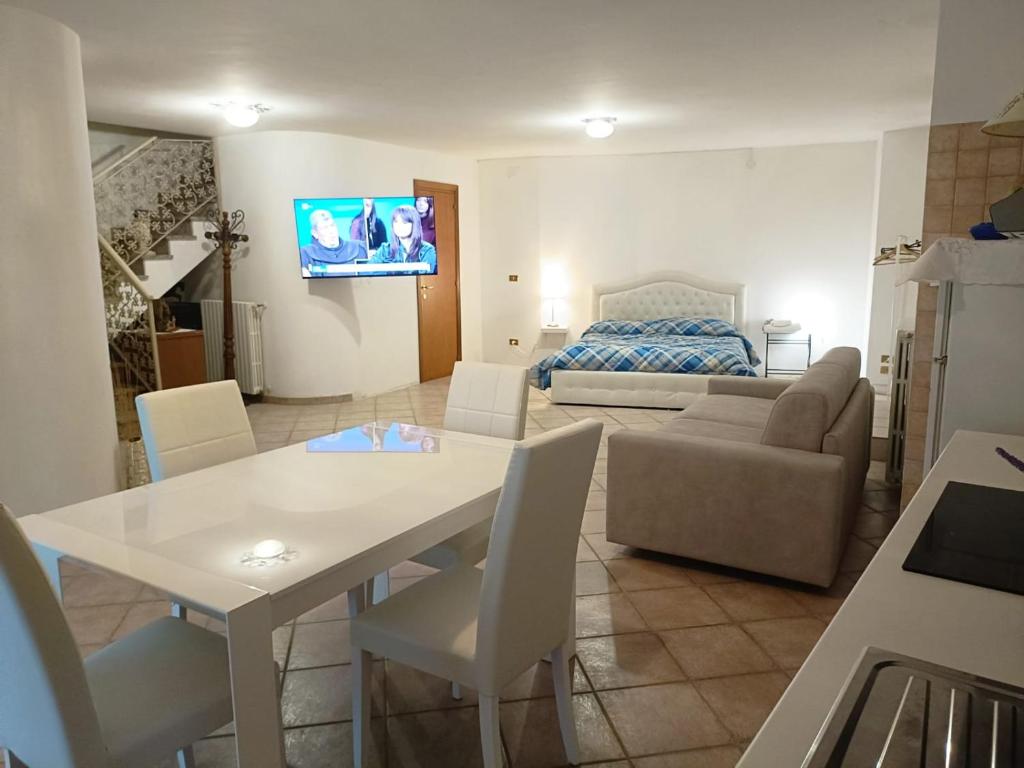 salon z białym stołem i kanapą w obiekcie Domus underground w mieście Ripa Teatina