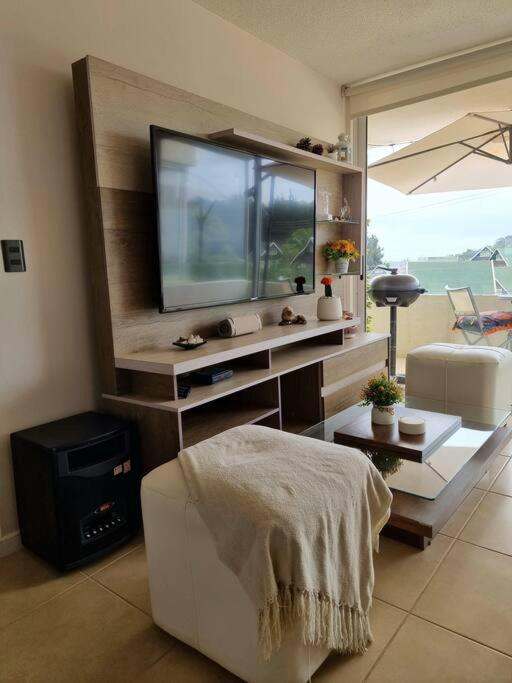 TV a/nebo společenská místnost v ubytování Deptomar307 Condominio Miramar El Tabito