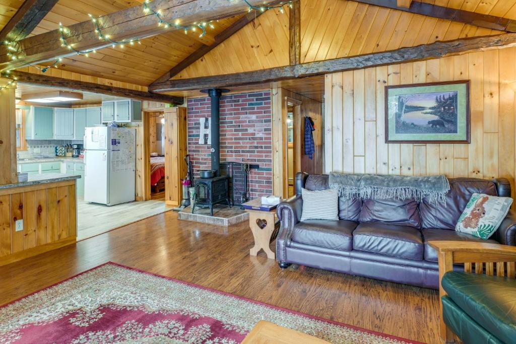 Χώρος καθιστικού στο Cozy Maine Cottage on Long Lake with Screened Porch