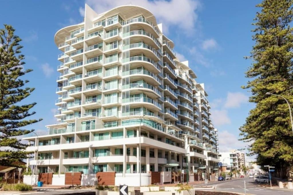 Oaks Liberty Suites Glenelg 2 Bedroom Apartment Level 9 That Offers