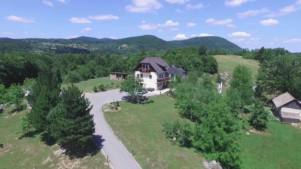 eine Luftansicht eines Hauses in den Bergen in der Unterkunft Apartments Sven in Rastovača