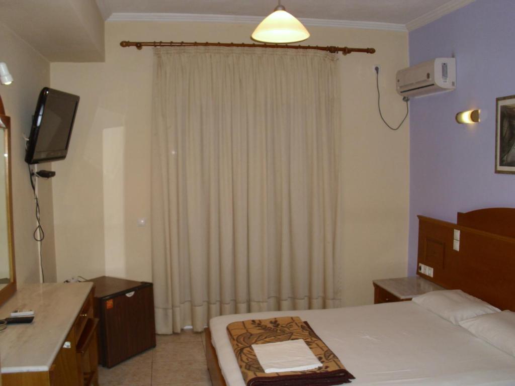 Televízia a/alebo spoločenská miestnosť v ubytovaní Hotel Cybele Pefki